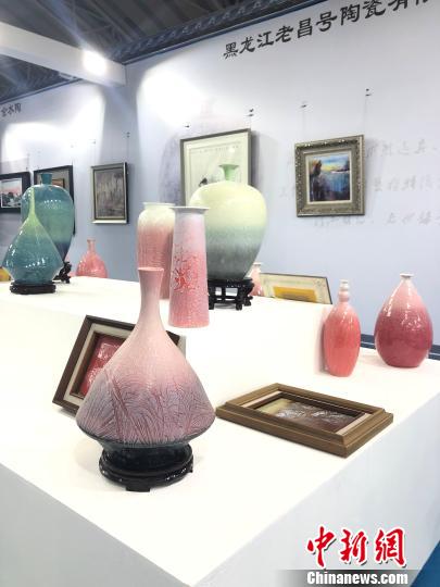 展会汇集了来自台湾、巴基斯坦、泰国等地的上万件艺术珍品?！≌潘?摄