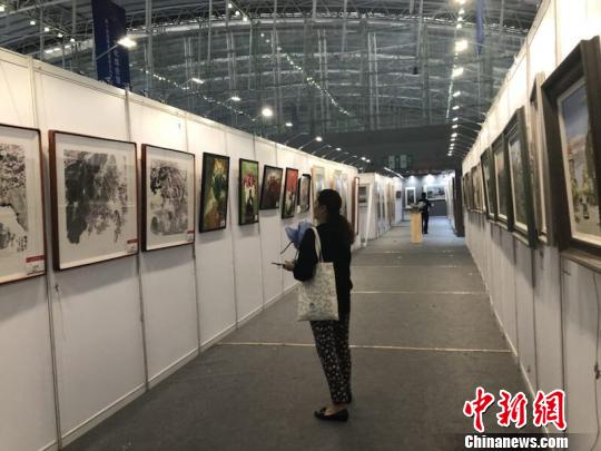 观众们观展。　张帅 摄