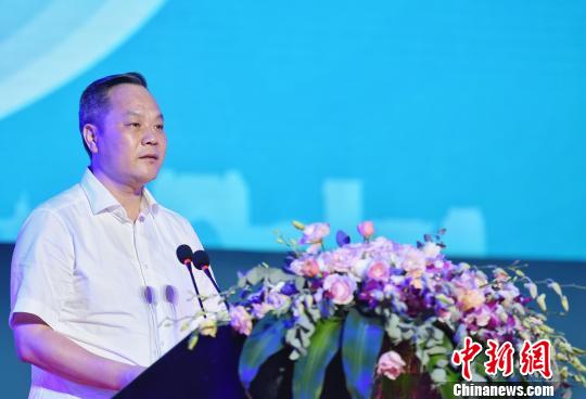 图为余姚市委书记奚明致辞。　何蒋勇 摄