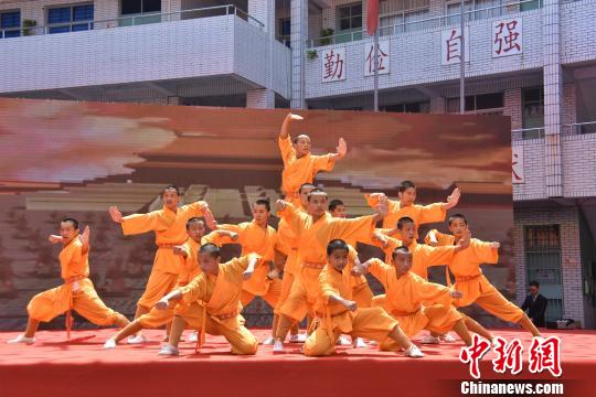 泉州少林寺武僧团展现“少林雄风”?！〕铝?摄