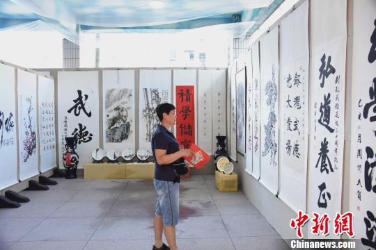 “养心观德”文化艺术展展出众多名家字画，诠释“文武双全”?！〕铝?摄