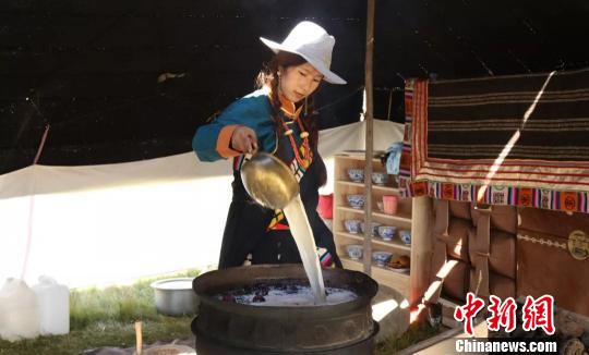 图为展示玛曲藏民族传统特色美食制作工艺。　钟欣 摄