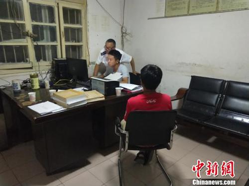 图为执法人员对当事人进行询问调查。抚仙湖管理局供图