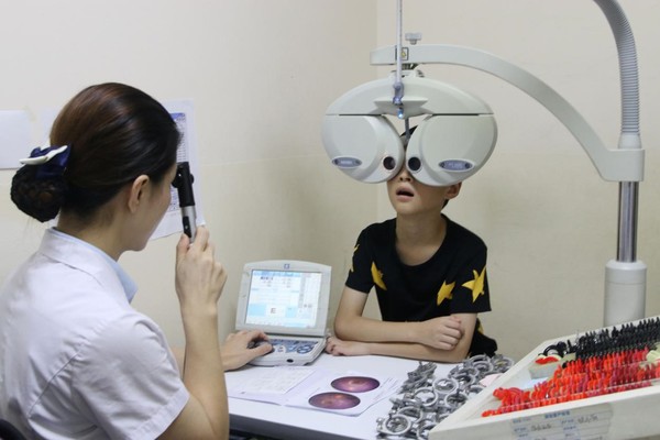 爱尔眼科长沙医院医生为四胞胎做眼健康检查