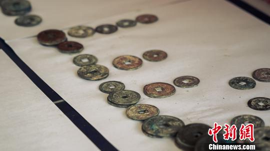 清洗后的古钱币?！⊙盍⒊?摄