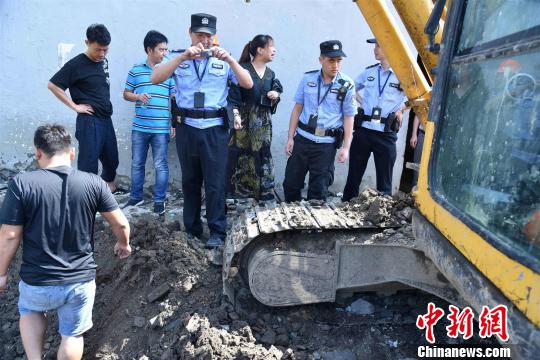 古钱币出土现场。　杨立超 摄