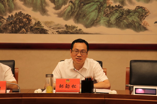 区委常委、常务副区长邹劲松在座谈会上讲话