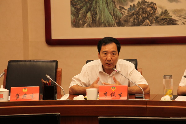 区政协党组副书记、副主席李铁生主持会议