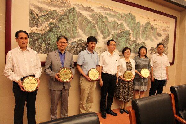 区领导向百强企业颁发奖牌