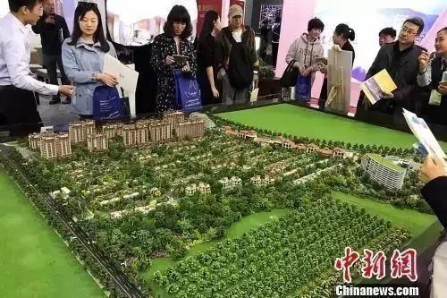 资料图：民众在房展会上的某楼盘展台咨询。<a target='_blank' href='http://www.chinanews.com/' >中新网</a> 程春雨 摄