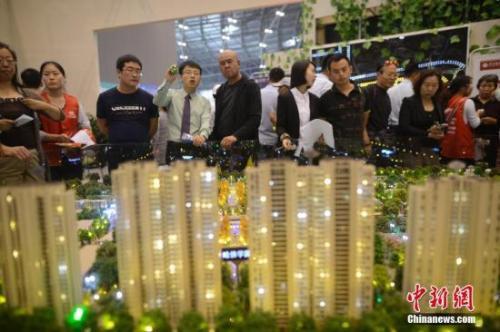 资料图：售楼员为民众推荐商品房户型。 韦亮 摄