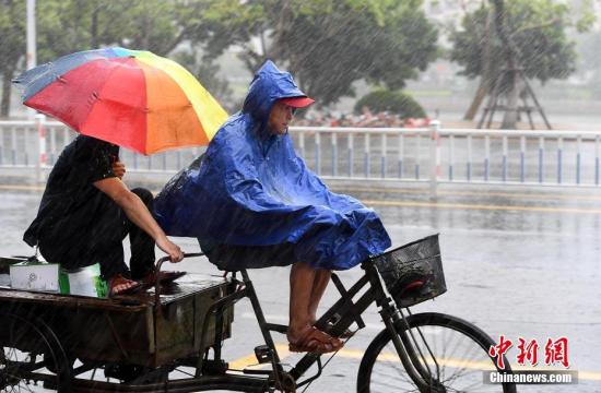 资料图:暴雨。 <a target='_blank' href='http://www.chinanews.com/'>中新社</a>记者 张斌 摄 点击进入下一页