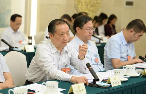 李金早常委(左)本报记者 齐波摄 李金早常委(左)本报记者 齐波摄