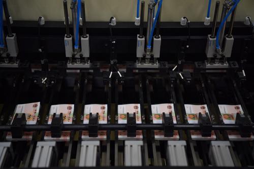 20元大张产品被裁切成规定尺寸的小张产品后，小张产品进行分百、捆千。