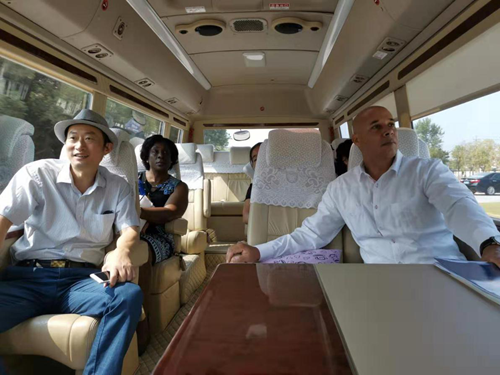 “封行万里”牵手巴巴多斯驻华大使和中外艺术家参访瓷都