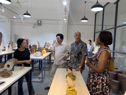 “封行万里”牵手巴巴多斯驻华大使和中外艺术家参访瓷都