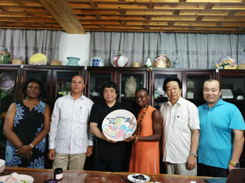 “封行万里”牵手巴巴多斯驻华大使和中外艺术家参访瓷都