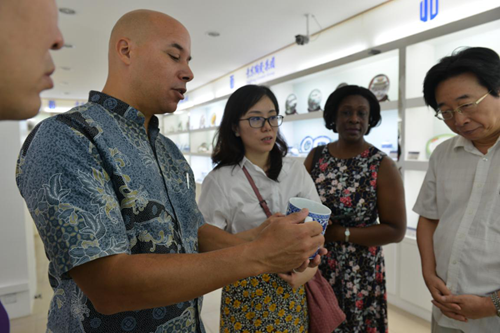 “封行万里”牵手巴巴多斯驻华大使和中外艺术家参访瓷都