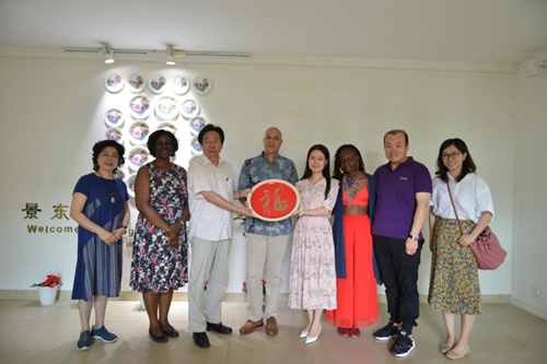 “封行万里”牵手巴巴多斯驻华大使和中外艺术家参访瓷都