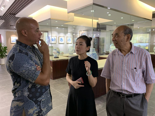 “封行万里”牵手巴巴多斯驻华大使和中外艺术家参访瓷都