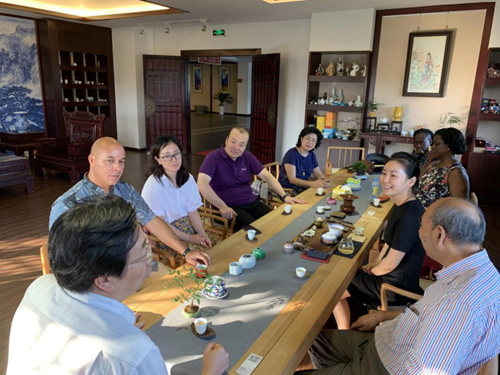 “封行万里”牵手巴巴多斯驻华大使和中外艺术家参访瓷都