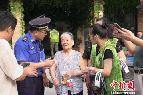 工作人员劝导居民疏散到临时安置点 下宣 摄