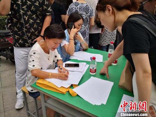 工作人员对转移群众逐一登记?！∠滦?摄