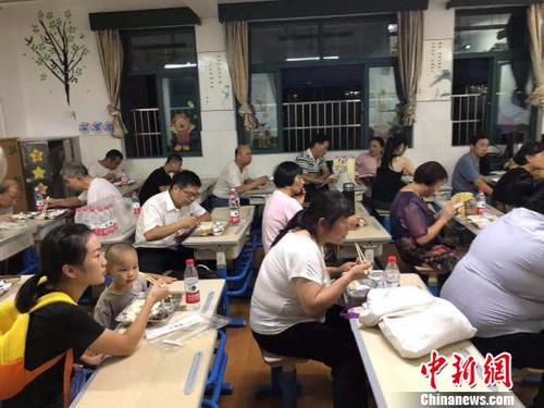 临时安置点内的民众?！∠滦?摄