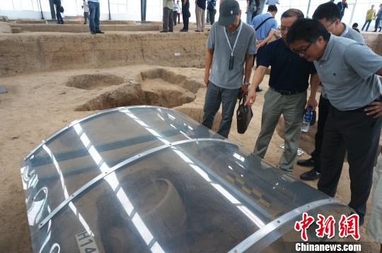 8月27日，与会考古专家考察巩义双槐树遗址。　韩章云 摄