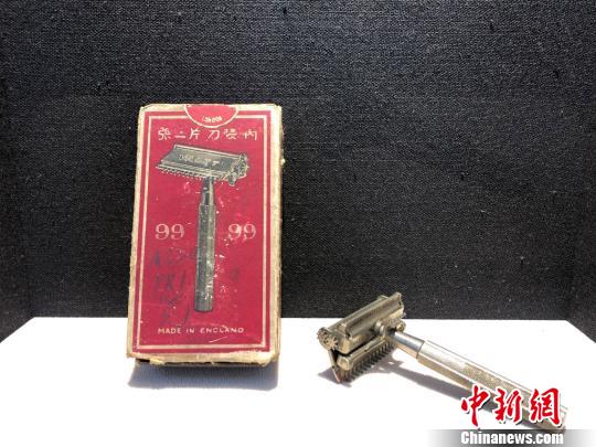 老上海三零年代生活物件主题展展品——刮胡刀?！⌒烀黝?摄