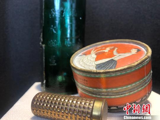 老上海三零年代生活物件主题展展品——护肤品。　徐明睿 摄