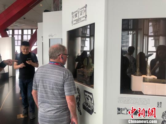 外国游客前来观展。　徐明睿 摄