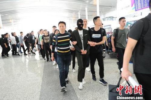 警方跨省押回嫌疑人?！〖涡斯补┩? suffix=