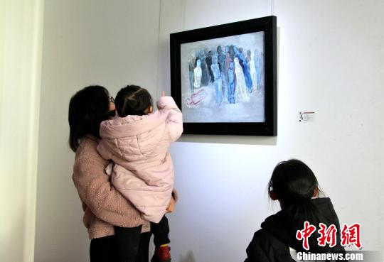 资料图：在山东济南开幕的“形形色色——表现性绘画山东八人展”吸引市民参观?！≌韵?摄