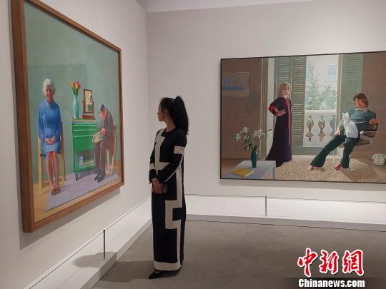 观众正在欣赏大卫·霍克尼的代表作《我的父母》 杜洋 摄