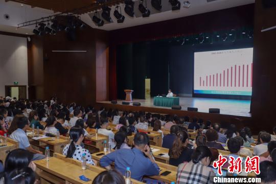 单霁翔在第三届孔学堂·国学图书博览会期间作主题演讲。