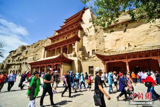 莫高窟标志性建筑“九层楼”。王斌银 摄 点击进入下一页