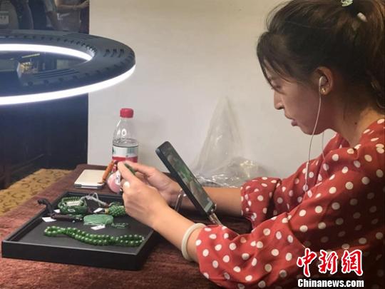 9月1日，第十届碧玉文化旅游节暨首届乡村文化旅游季开幕式上。网红直播线上销售。　陶拴科 摄