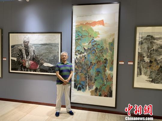 图为四川师范大学美术学院教授、中国致公画院副院长程峰介绍作品《绿水青山著风流》?！⊥跫吴?摄