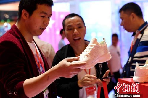 资料图:高端材质运动鞋亮相“晋江鞋博会”。<a target='_blank' href='http://www.chinanews.com/'>中新社</a>记者 王东明 摄 点击进入下一页