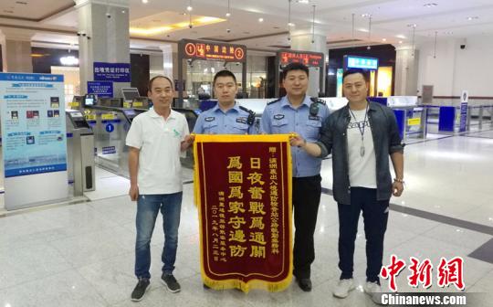 赠送执勤民警锦旗?！÷蘩锉呒煺竟┩?摄