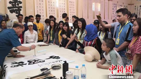 图为留学生与国内知名学者、书法名家和非遗传承人共同交流分享中西方文化、体验中国非物质文化遗产，了解中国文化艺术精髓。　钟欣 摄