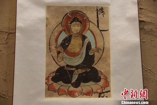 此次展览共复制展出280余件，让流散海外的敦煌精品文物回归家乡，以原大、原色、原样亮相敦煌，吸引大批“敦煌迷”一睹为快。　丁小岚 摄