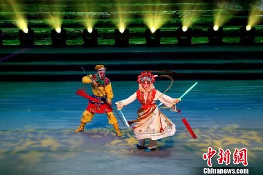 图为当日演出现场。　夏莹 摄