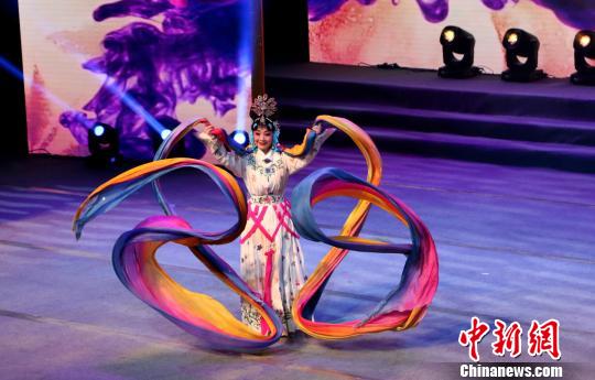 图为秦腔《天女散花》选段表演?！∠挠?摄