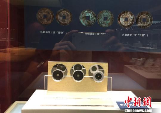 展览分为“地中海币系”“印度币系”“伊斯兰币系”“东方币系”4个单元，展示了50多个古丝绸之路沿线国家和王朝的金、银、铜、陶、琉璃币，还有以中国钱币为代表的东方钱币文化货币体系的循序演进过程?！〕戮?摄