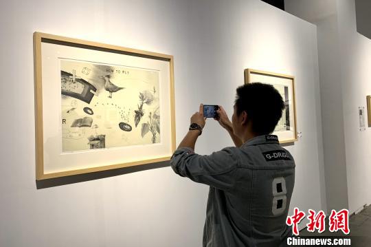 观众现场参展。　李佩珊 摄