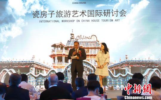 图为卡斯里兰卡驻华大使H.E. Mr. DR Karunasena Kodituwakku (左)致辞?！≌诺勒?摄