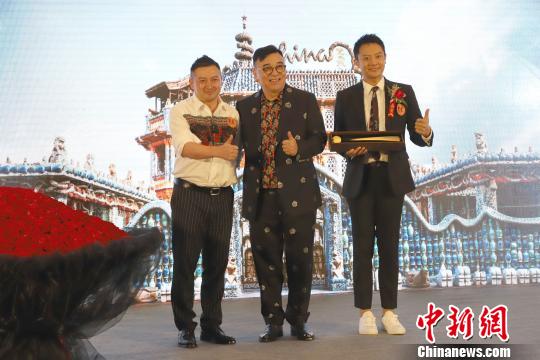 图为知名演员印小天出席研讨会开幕式并向中国瓷房子博物馆馆长张连志(中)赠送礼物。　张道正 摄