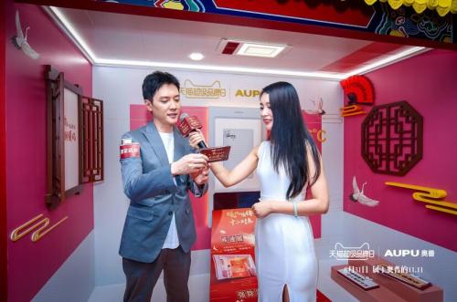 冯绍峰(左) 点击进入下一页